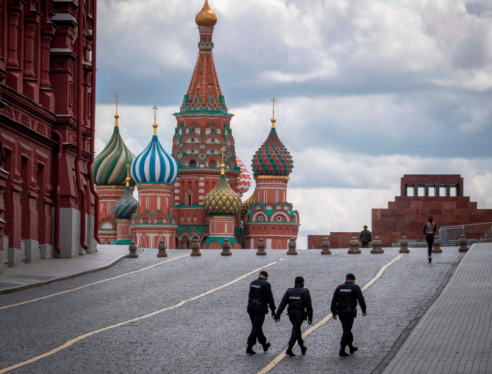 Image: Three policemen patrol Red Square in Moscow