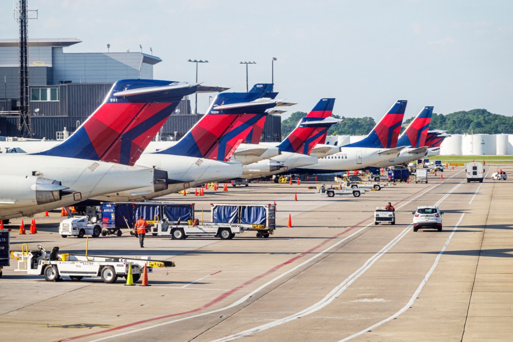 Georgia, Atlanta, Hartsfield-Jackson Atlanta International Airport, Delta Airlines, tarmac and aircraft service