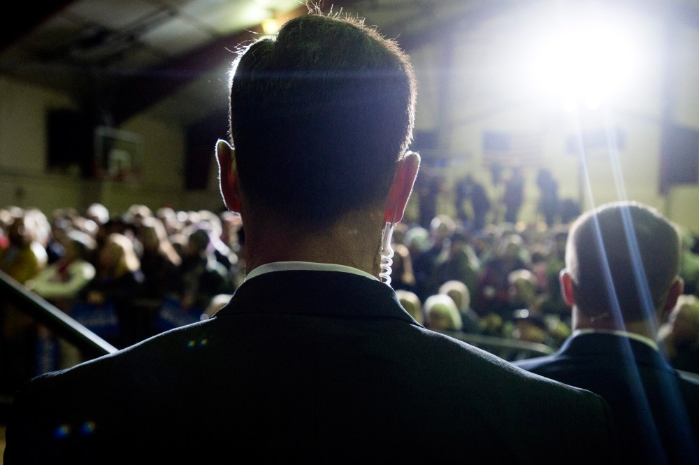 Image: Bernie Sanders campaigns Secret Service