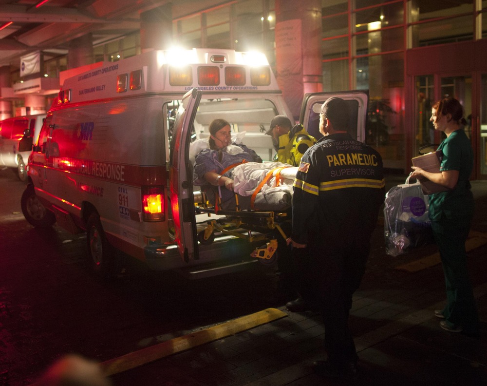 Paramedics evacuate patients from New York University Tisch Hospital due to a power outage as Hurricane Sandy makes its approach in New York October 29, 2012. (REUTERS/Andrew Kelly)