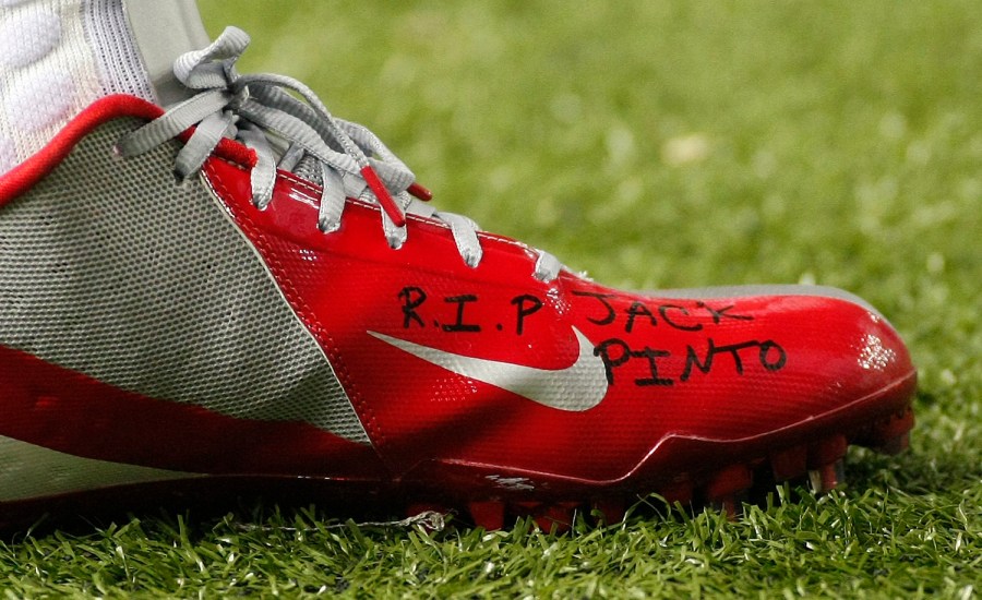 Image: The shoe of New York Giants wide receiver Cruz bears the words R.I.P. Jack Pinto during game in Atlanta