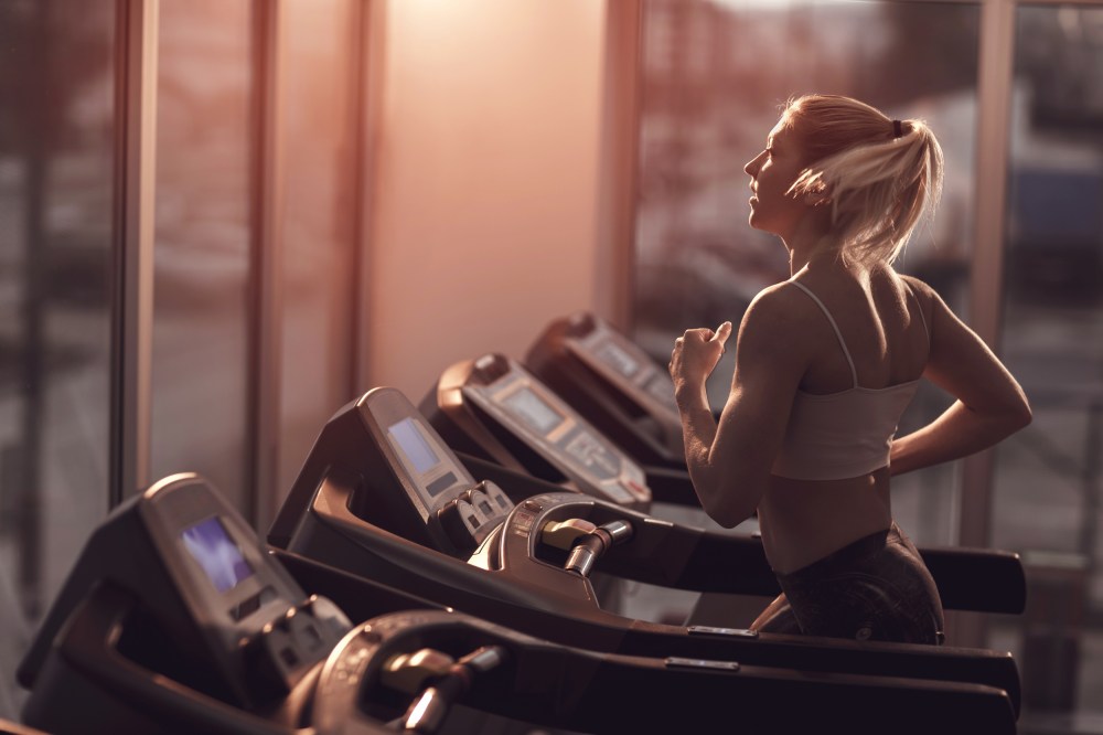 Image: Woman jogging on a treadmill