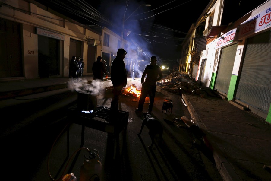 Residents gather next to a damaged building after an earthquake hit areas of central Chile, in Illapel town, north of Santiago, Chile, Sept. 17, 2015. (Photo by Ivan Alvarado/Reuters)