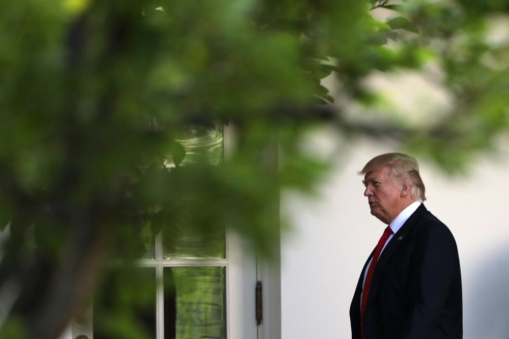 Image: U.S. President Donald Trump walks along the Rose Garden as he returns from a day trip to Atlanta on the South Lawn of the White House in Washington, U.S.
