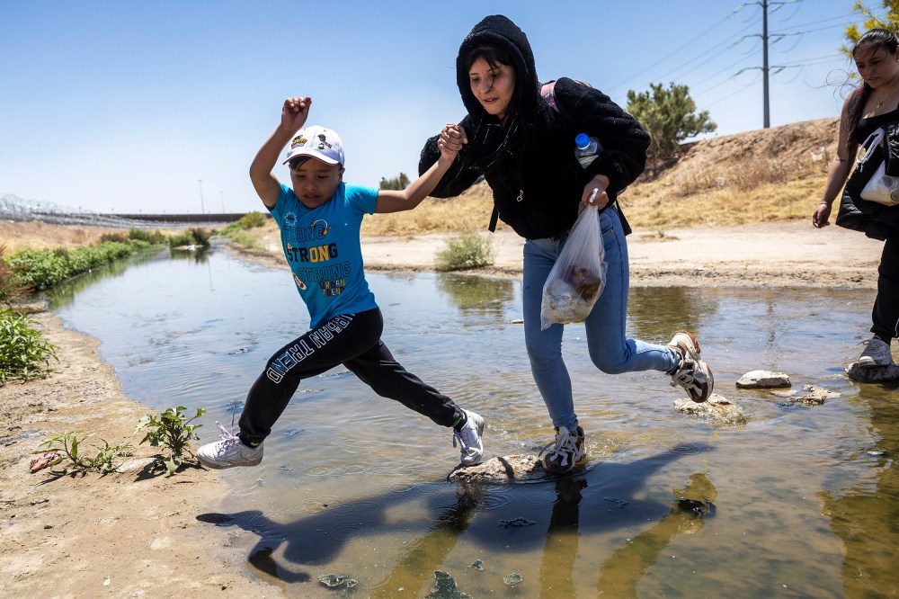EL PASO, TEXAS - MAY 11: Immigrants step across the Rio Grande from Mexico into the United States on May 11, 2023 in El Paso, Texas. The number of immigrants reaching the border has surged with the end of the U.S. government's Covid-era Title 42 policy, which for the past three years has allowed for the quick expulsion of irregular migrants entering the country. (Photo by John Moore/Getty Images) *** BESTPIX ***