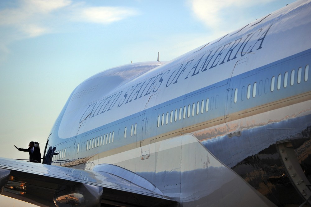 US President Barack Obama boards Air Force One at San Francisco International Airport in San Francisco, Calif. on Nov. 25, 2013.