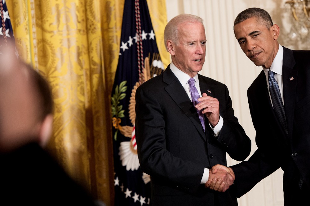 US President Barack Obama shakes hands with Vice President Joe Biden after speaking at the White House in Washington on Sept. 19, 2014.