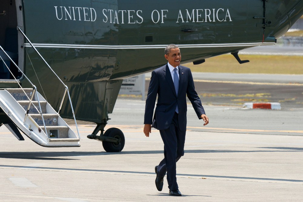 US President Barack Obama walks from Marine One to Air Force One, April 29, 2014.