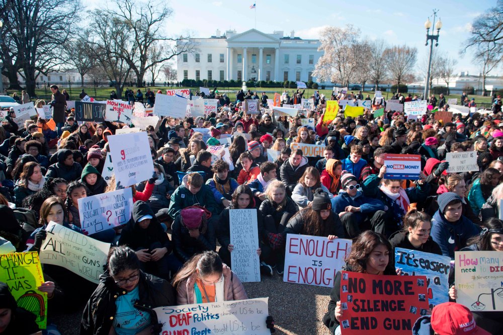 Image: Students sit for 17 minutes in honor of the 17 students killed last month