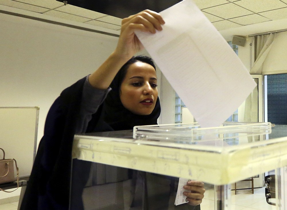 A Saudi woman casts her ballot at a polling center during municipal elections in Riyadh, Saudi Arabia, Dec. 12, 2015. (Photo by Aya Batrawy/AP)
