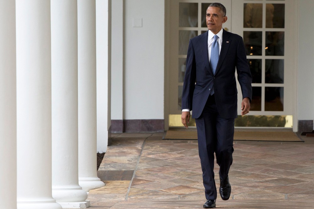President Barack Obama walks along the colonnade of the White House in Washington, D.C., Jan. 12, 2016, to the residence from the Oval Office. (Photo by Carolyn Kaster/AP)