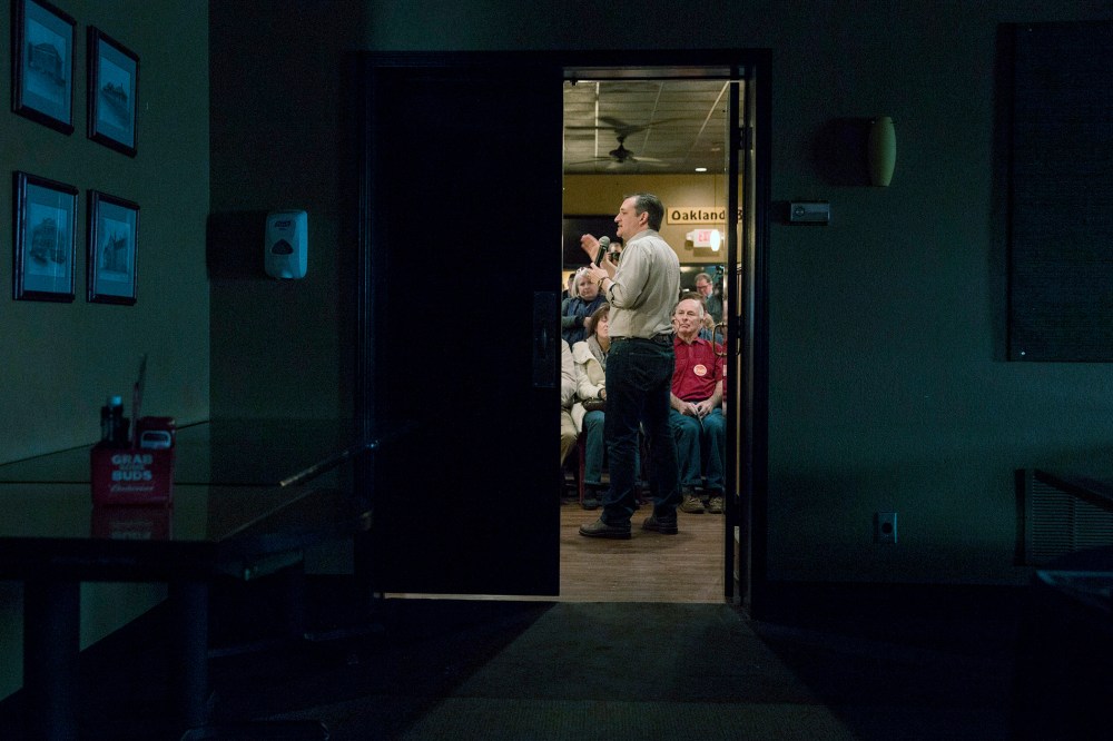 Republican presidential candidate U.S. Sen. Ted Cruz (R-TX) speaks at Charlie's Steakhouse on Jan. 4, 2016 in Carroll, Iowa. (Photo by Aaron P. Bernstein/Getty)