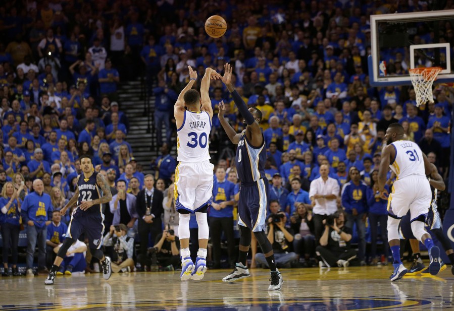 Golden State Warriors guard Stephen Curry (30) shoots a three point basket against Memphis Grizzlies forward JaMychal Green during the first half of an NBA basketball game in Oakland, Calif., April 13, 2016. (Photo by Marcio Jose Sanchez/AP)