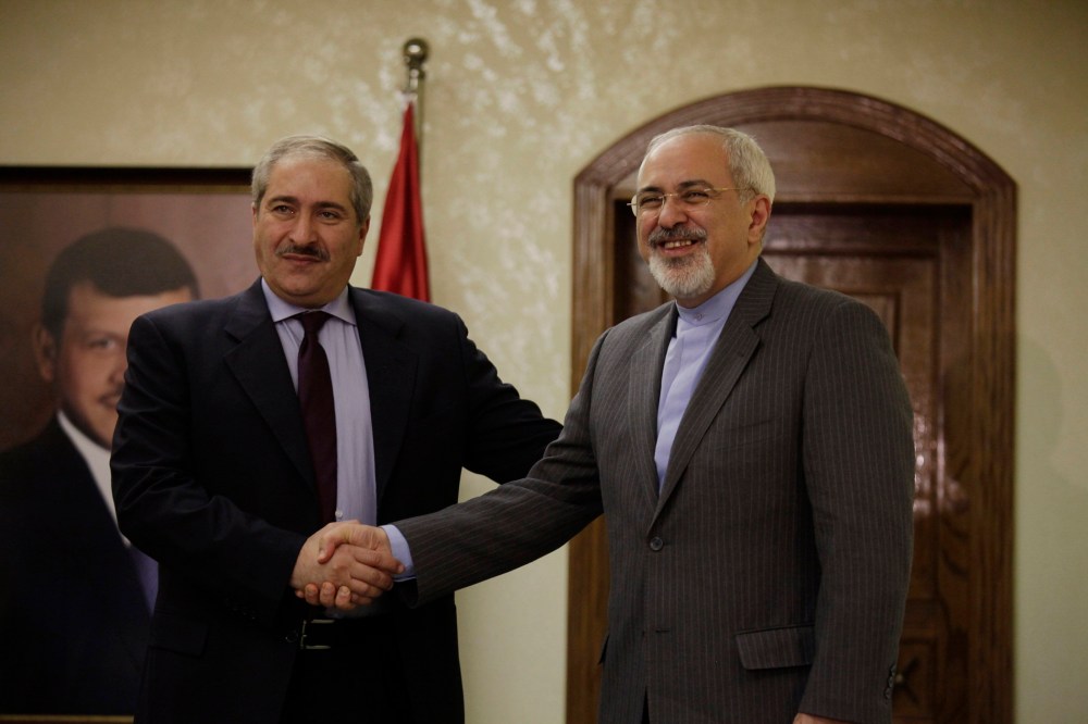 Jordanian Foreign Minister Nasser Judeh (L) shakes hands with his Iranian counterpart Mohammad Javad Zarif (R) during a press conference on January 14, 2014 in Amman.