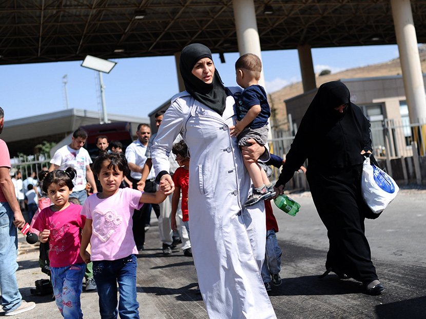 Image: Syrian refugees arrive in Turkey