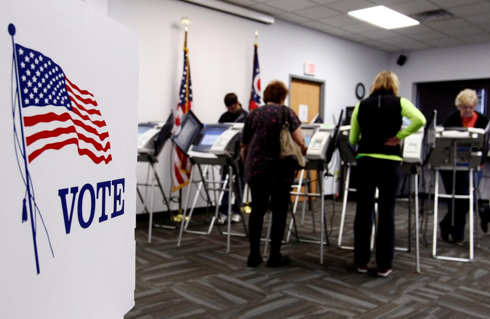 Ohio voters cast their votes at the polls for early voting in the 2012 US presidential election in Medina, Ohio, Oct. 26, 2012. (Photo by Aaron Josefczyk/Reuters)