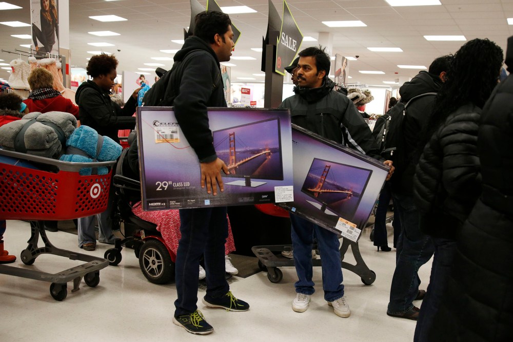 Thanksgiving Day shoppers carry televisions at a Target store in Chicago, Nov. 27, 2014. (Photo by Andrew Nelles /Reuters)