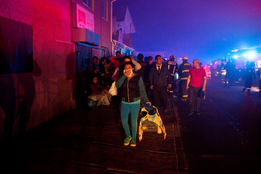 Locals evacuate their homes during a forest fire in the hills of the port city of Valparaiso, Chile, March 14, 2015. (Photo by Pablo Sanhueza/Reuters)