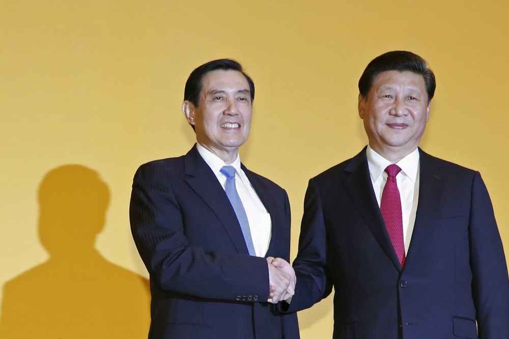 Chinese President Xi Jinping shakes hands with Taiwan's President Ma Ying-jeou during a summit in Singapore on Nov. 7, 2015. (Photo by Edgar Su/Reuters)