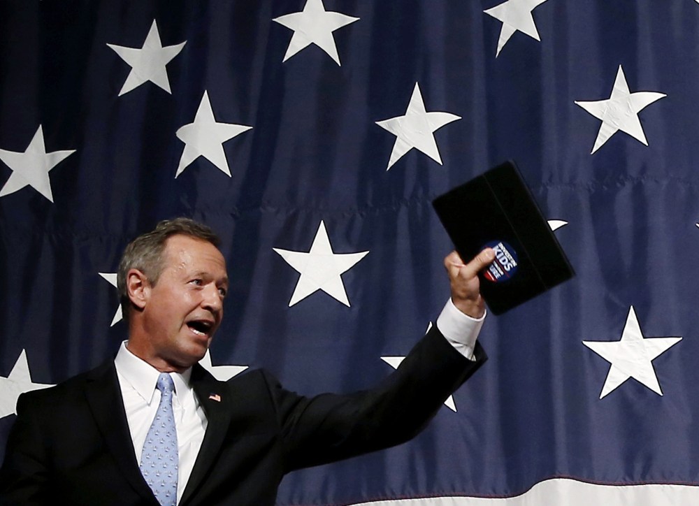 U.S. Democratic presidential candidate Martin O'Malley waves after speaking at the Iowa Democratic Wing Ding dinner in Clear Lake, Ia., Aug. 14, 2015. (Photo by Jim Young/Reuters)