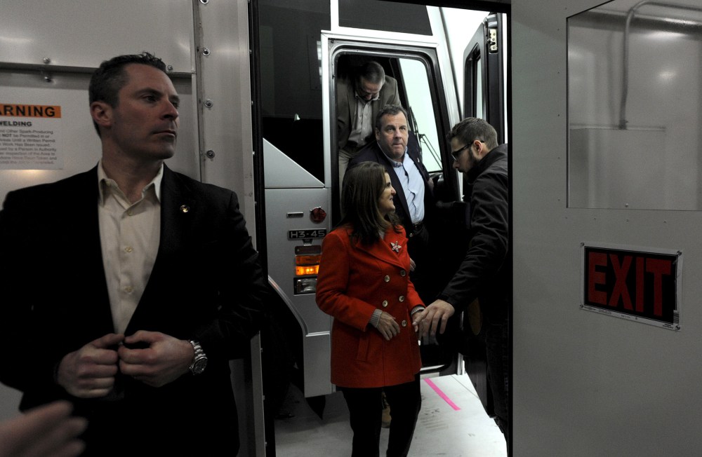 U.S. Republican presidential candidate and New Jersey Governor Chris Christie steps off his campaign bus with his wife, Mary Pat, at an event to kick off a campaign bus tour in Exeter, N.H., Dec. 19, 2015. (Photo by Gretchen Ertl/Reuters)