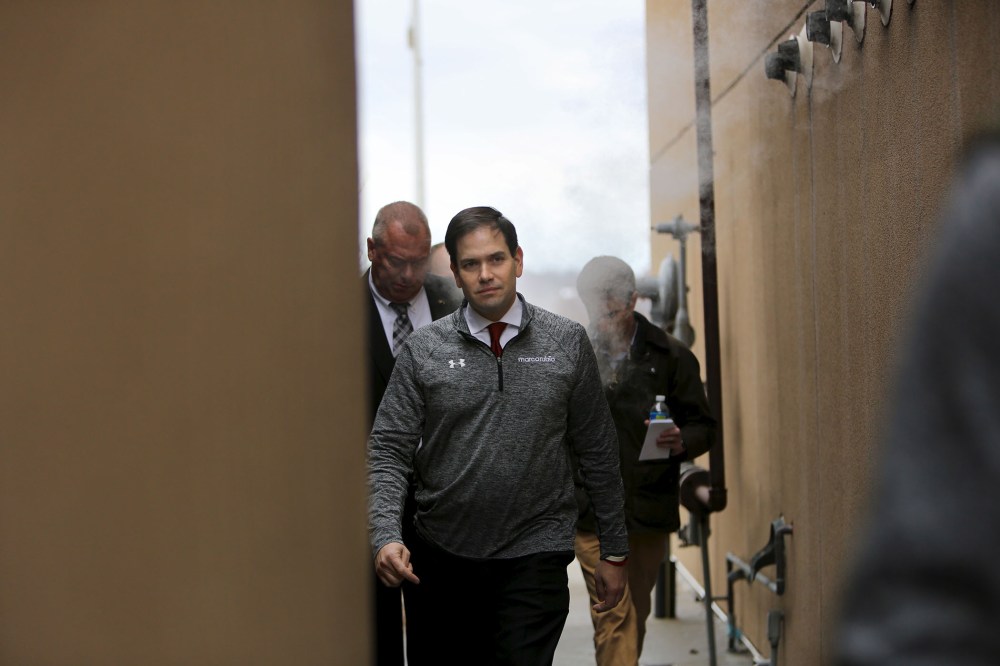 U.S. Republican presidential candidate Senator Marco Rubio walks behind a hotel as he arrives for a campaign rally in Council Bluffs, Ia., Jan. 30, 2016. (Photo by Scott Morgan/Reuters)