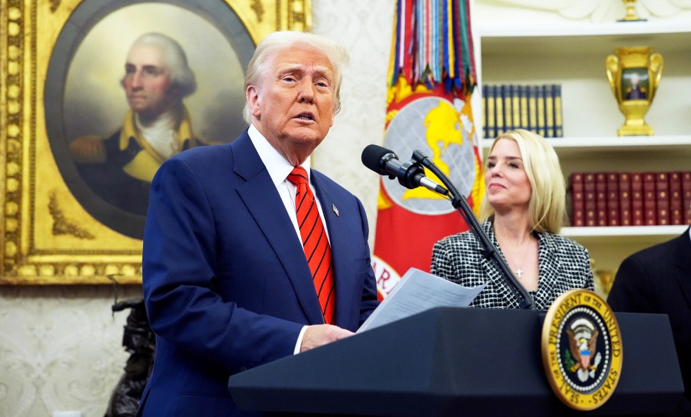 U.S. President Donald Trump and Attorney General Pam Bondi in the Oval Office.
